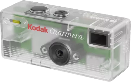Egy átlátszó Kodak Charmamera piros felirattal és fekete lencsével.