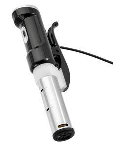 Ein schwarzer und silberner Sous-Vide-Garer mit schwarzem Clip und Kabel.