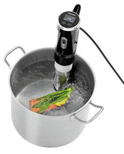 Ein Sous-vide-Gerät gart Lachs und Spargel in einem Topf mit Wasser.