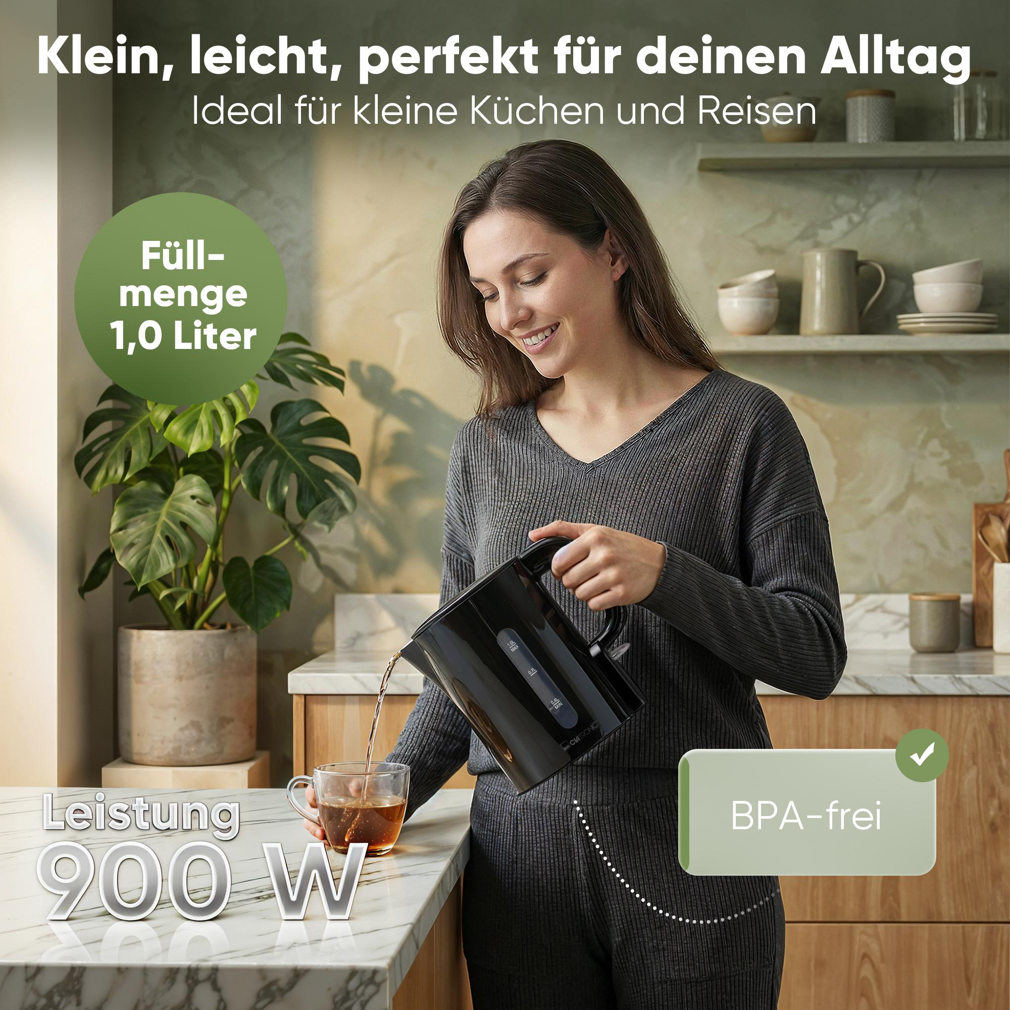 Eine Frau gießt Wasser aus einem schwarzen Wasserkocher in eine Teetasse.