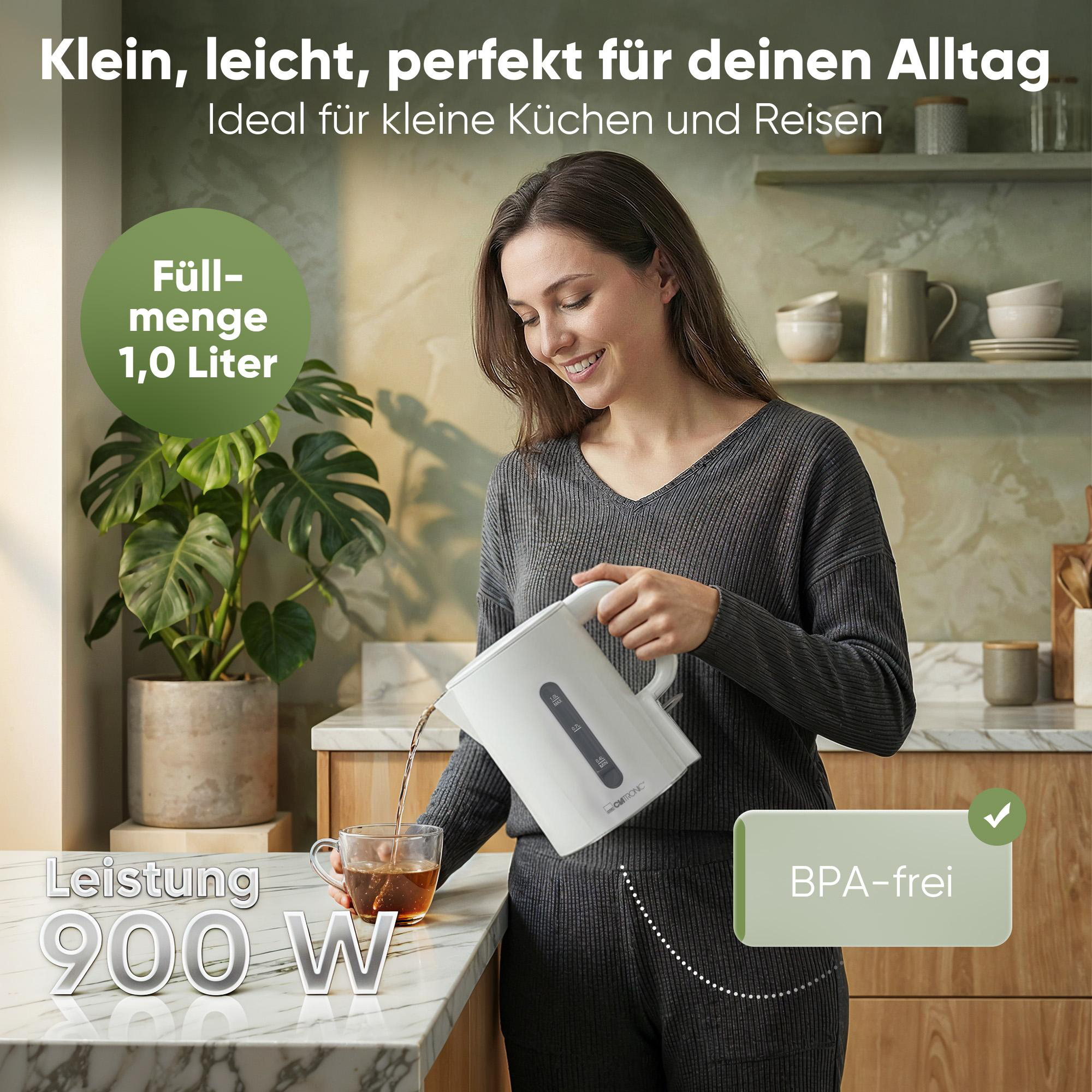 Eine Frau gießt Wasser aus einem weißen Wasserkocher in eine Tasse.