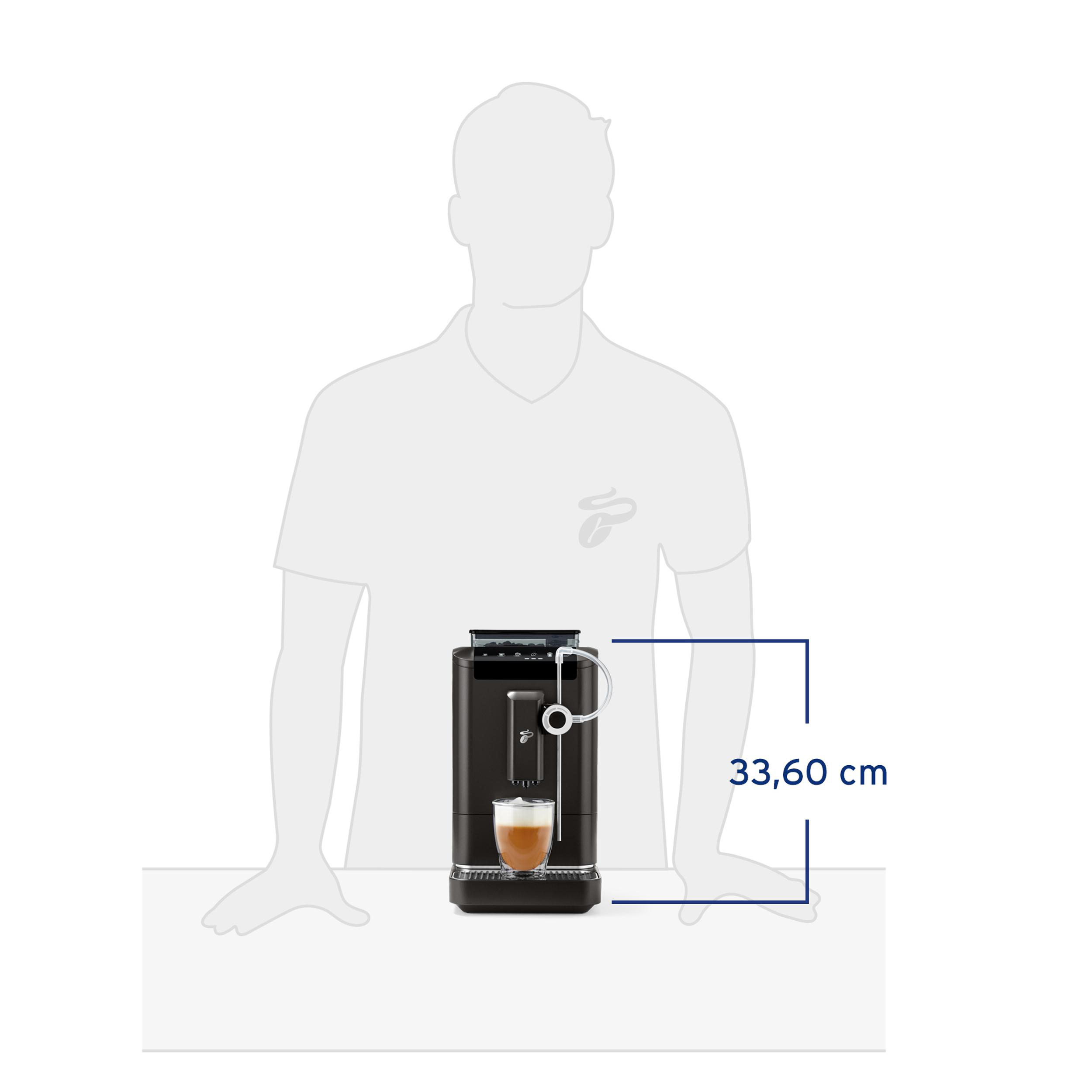 Eine schwarze Kaffeemaschine mit einem fertigen Espresso in einem Glas. Maße 33,60 cm.