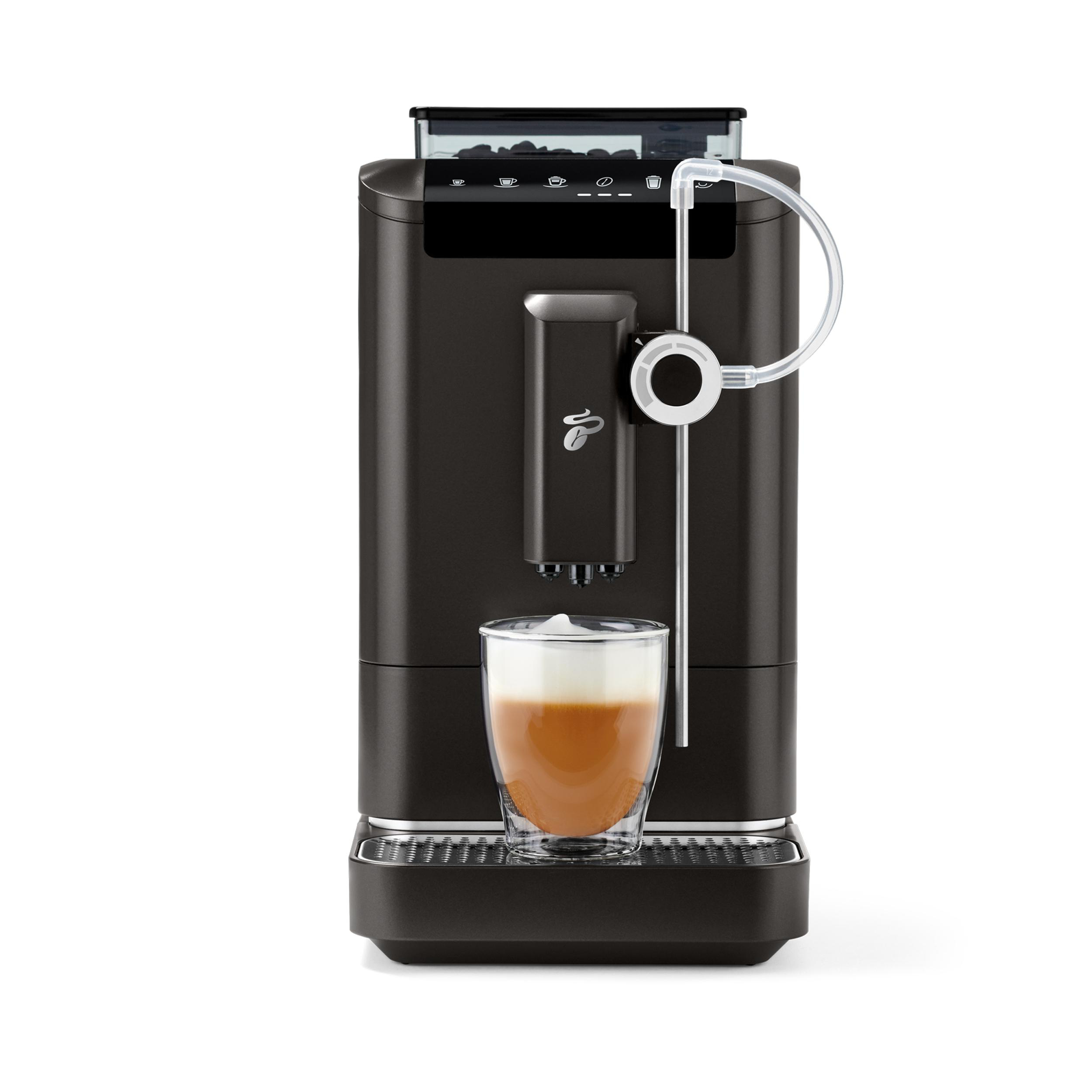 Eine schwarze Kaffeemaschine mit einem Glas Kaffee und Milchschaum.