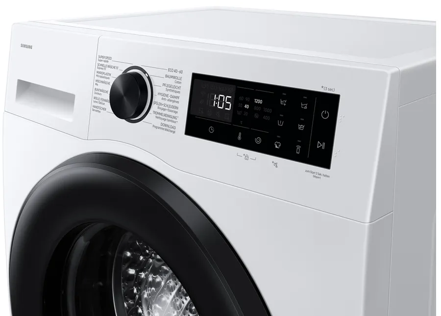Eine weiße Samsung Waschmaschine mit schwarzem Bedienfeld und Trommel.