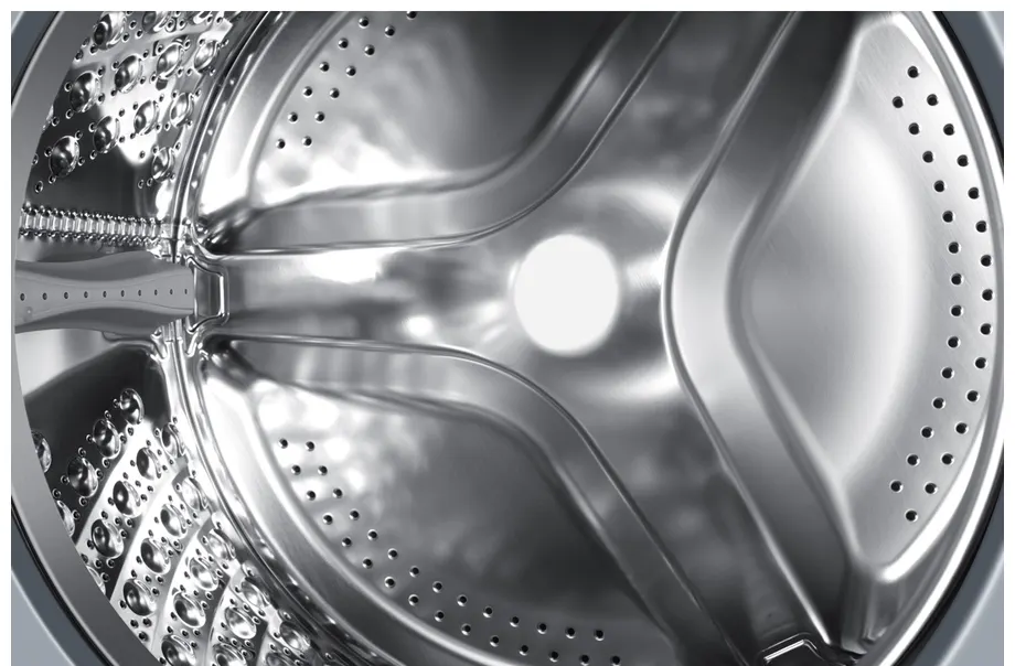 Innenansicht einer glänzenden Metalltrommel einer Waschmaschine mit Perforationen.