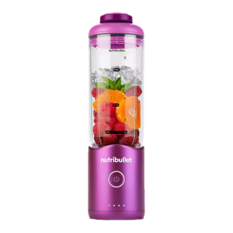 Frullatore Nutribullet viola con bacche, fette d'arancia e cubetti di ghiaccio.