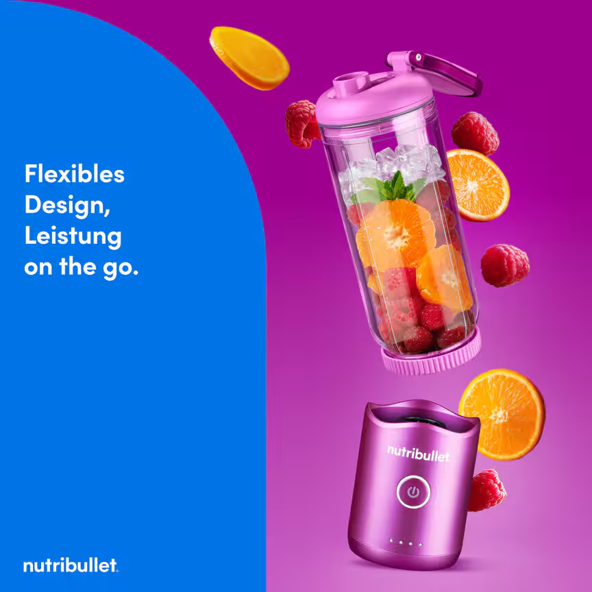 Frullatore Nutribullet rosa con frutta e ghiaccio in bottiglia trasparente.
