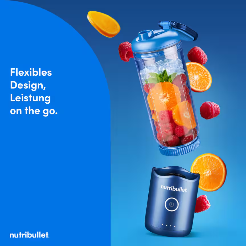 Un frullatore NutriBullet con frutta, ghiaccio e menta in un contenitore trasparente.