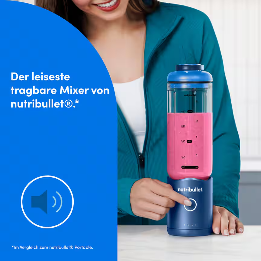 Una persona preme il pulsante di un frullatore Nutribullet blu con liquido rosa.