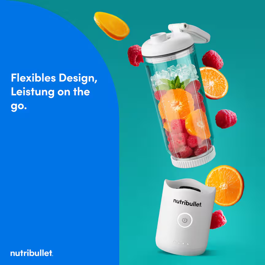 Frullatore Nutribullet con frutta e cubetti di ghiaccio.