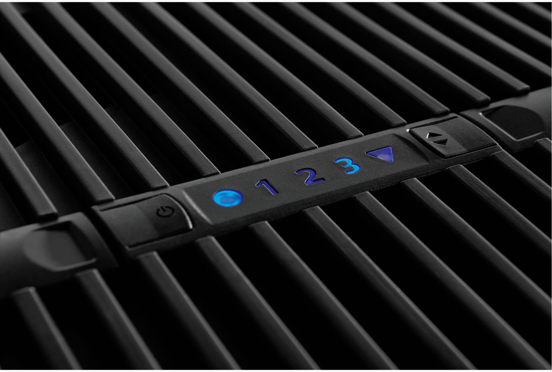 Primo piano di una superficie di ventilatore nera con luci blu per 1, 2, 3.