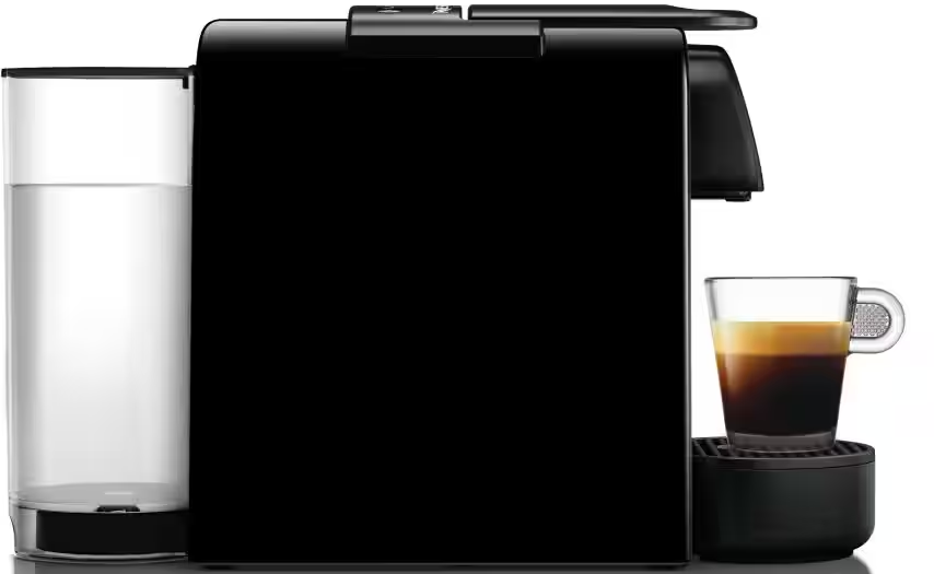 Schwarze Kaffeemaschine mit Wassertank und Glas mit Espresso.