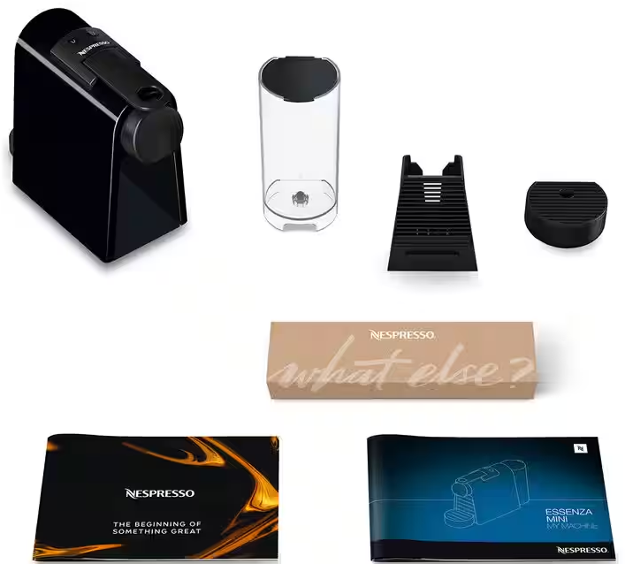 Schwarze Nespresso-Kaffeemaschine mit Zubehör und Verpackung.