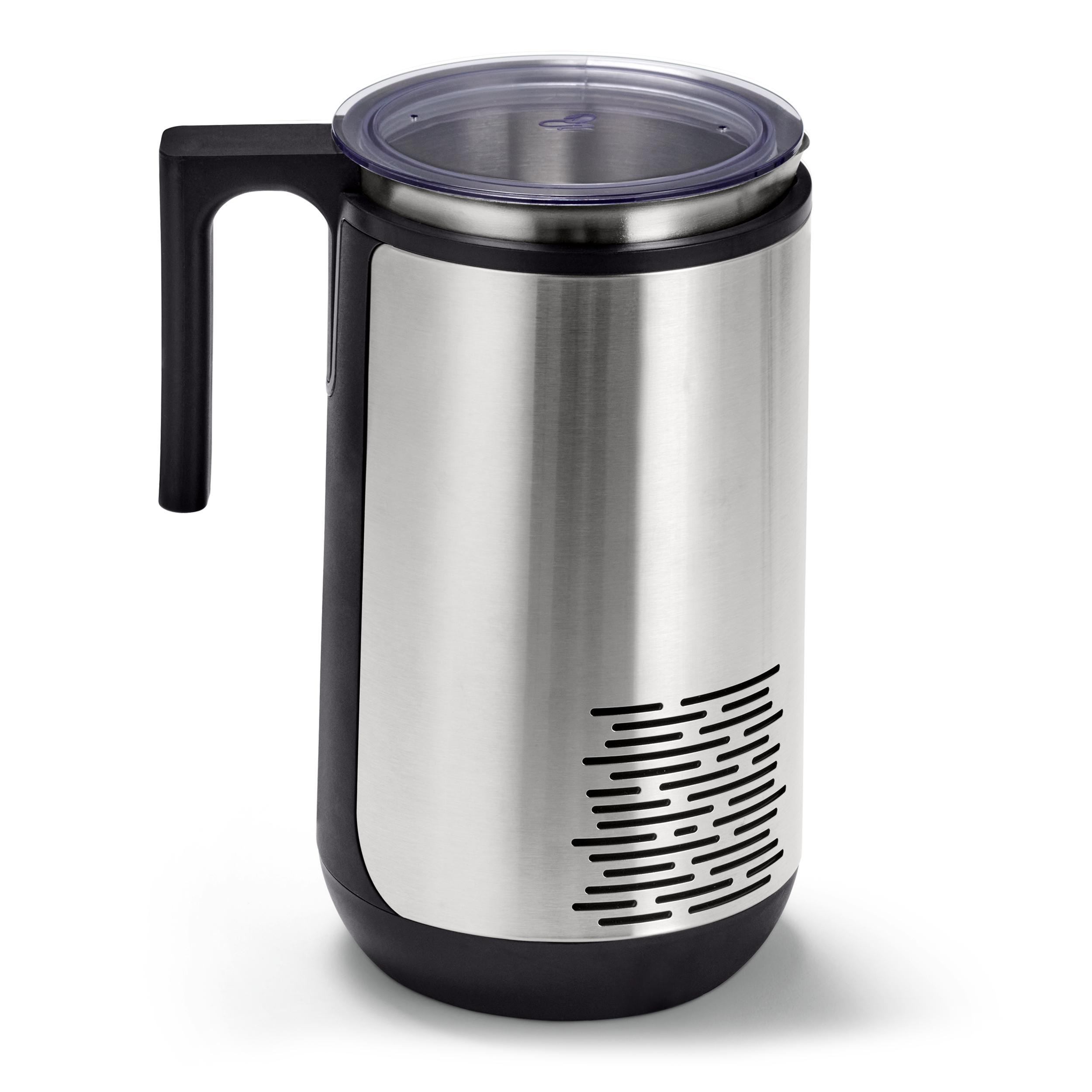Ein silberner Metallbecher mit schwarzem Griff und transparenter Kappe.