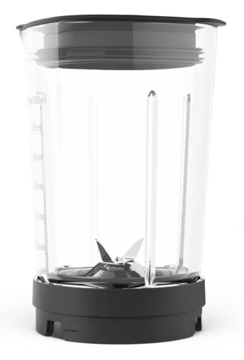 Przezroczysty kielich blendera z czarnymi oznaczeniami miar i zespołem ostrzy.