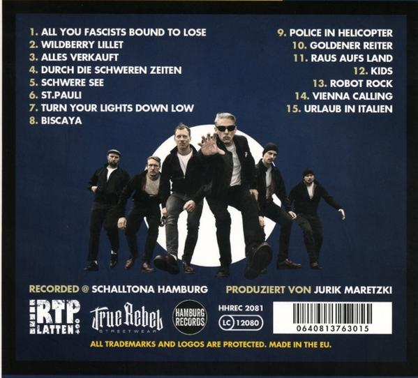 Bandmitglieder posieren vor dunklem Hintergrund mit Songliste.
