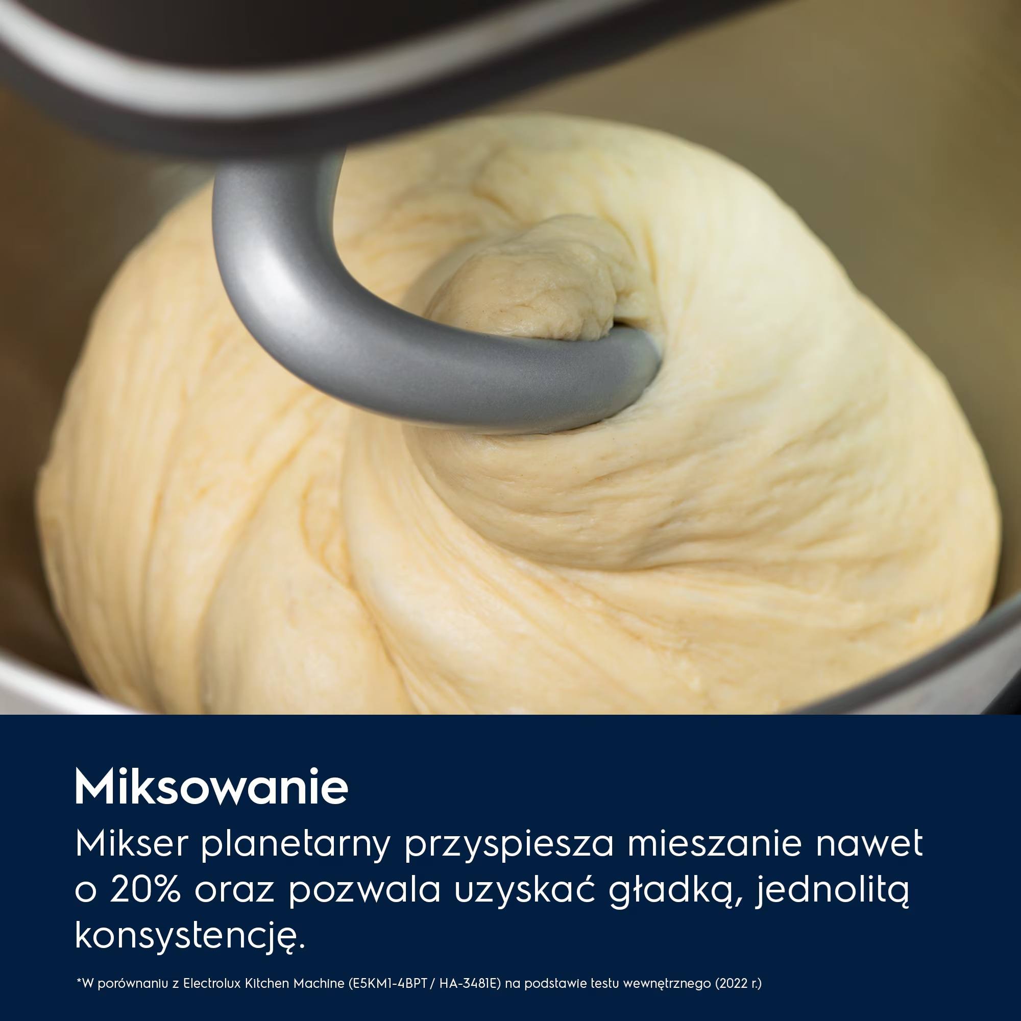 Srebrny hak do ciasta miesza jasnożółte ciasto w mikserze planetarnym.