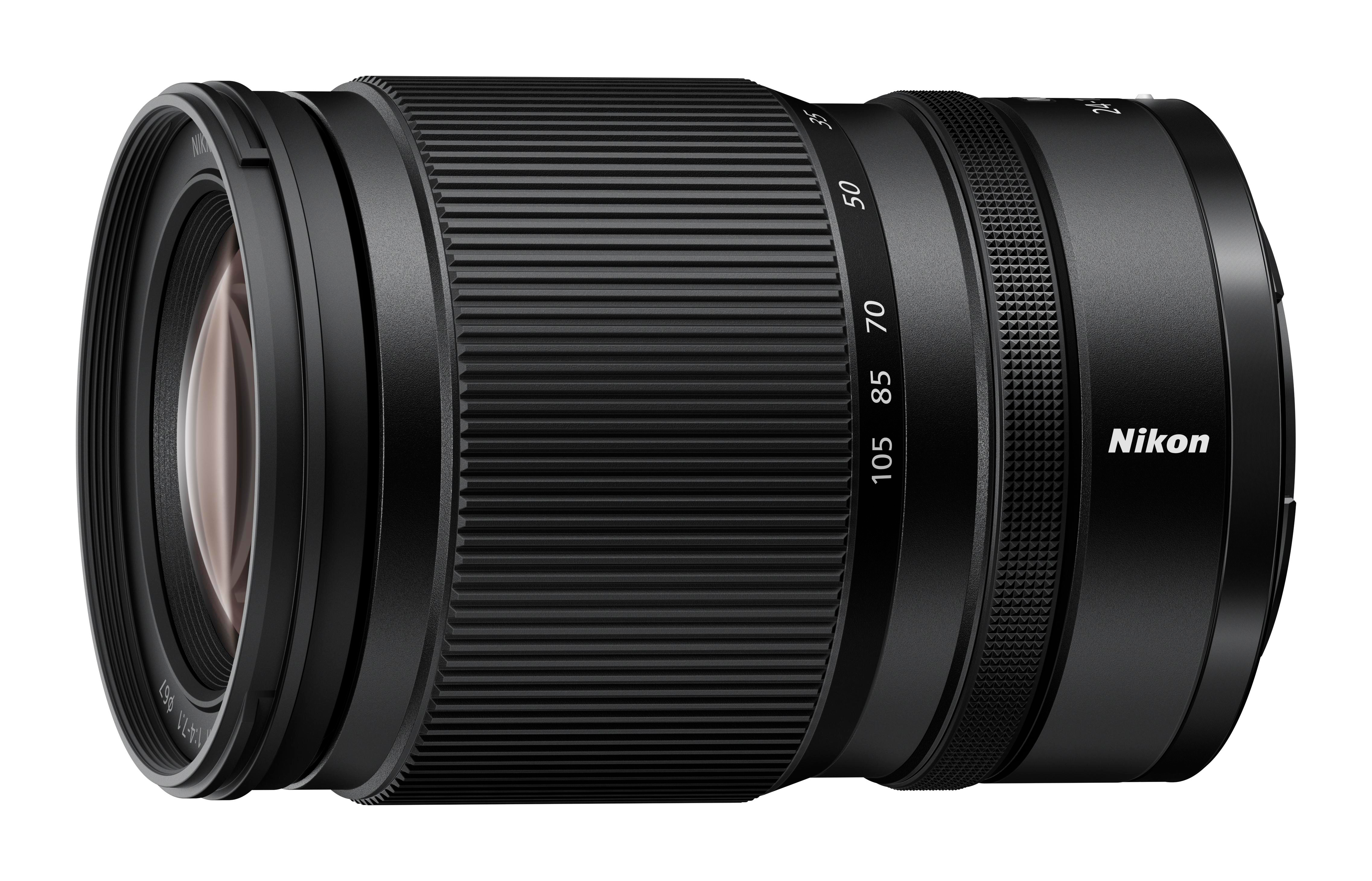 Ein schwarzes Nikon-Objektiv mit Zoomring und Fokusskala, isoliert auf Weiß.