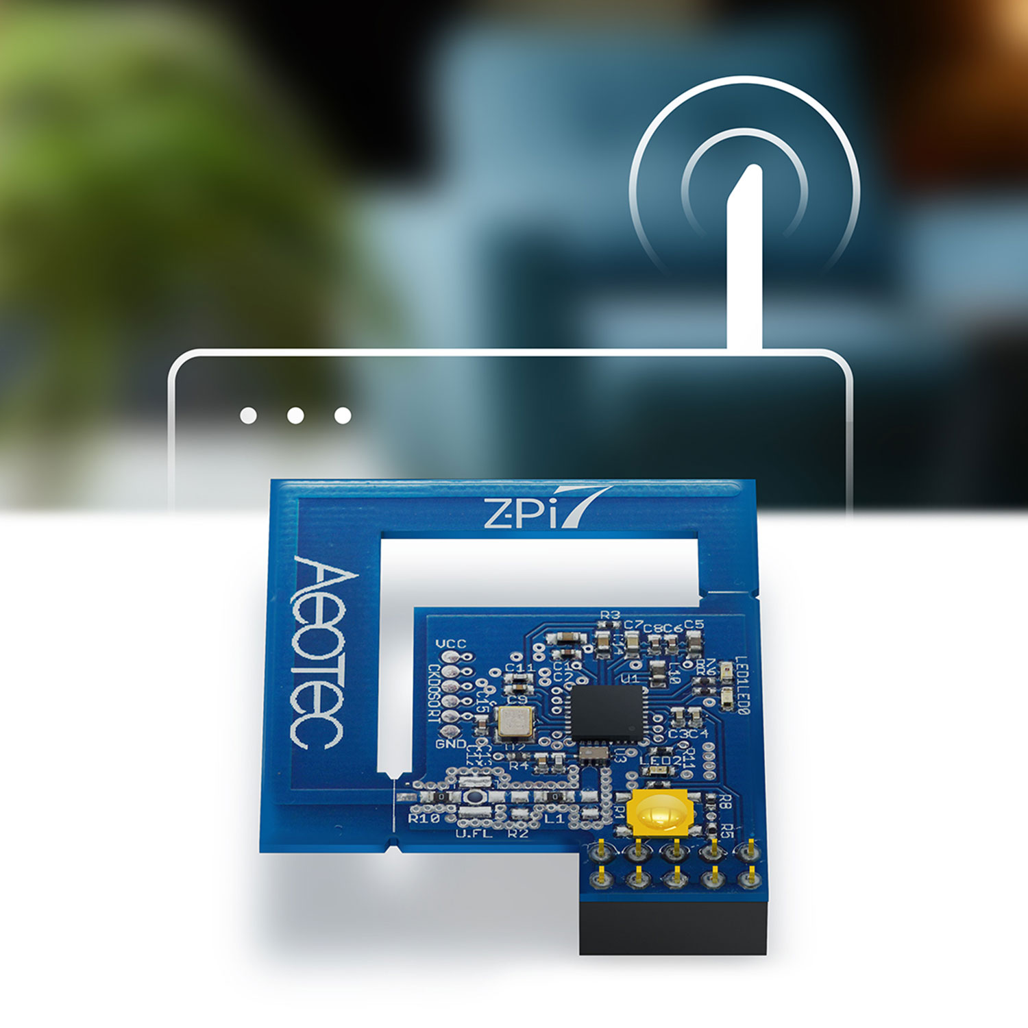 Ein blaues Z-Wave Modul mit der Aufschrift AEOTEC und ZPI, Nahaufnahme.