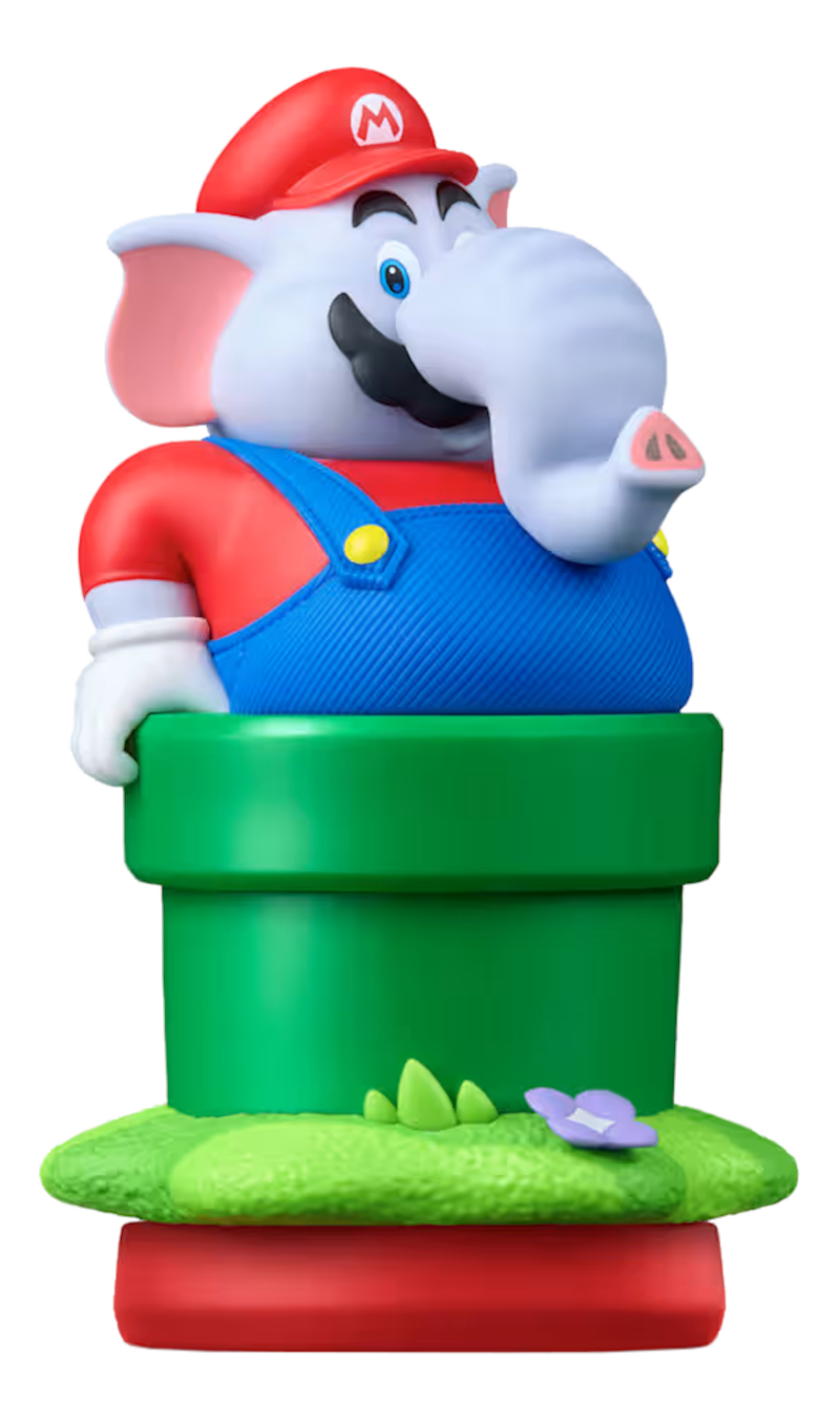 Eine Elefantenfigur in Marios Outfit steht in einer grünen Röhre auf Gras.