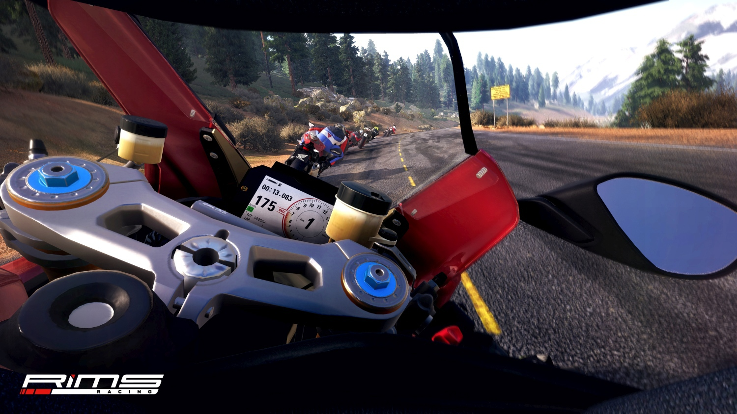 Cockpit de moto sur une piste avec arbres et montagnes.