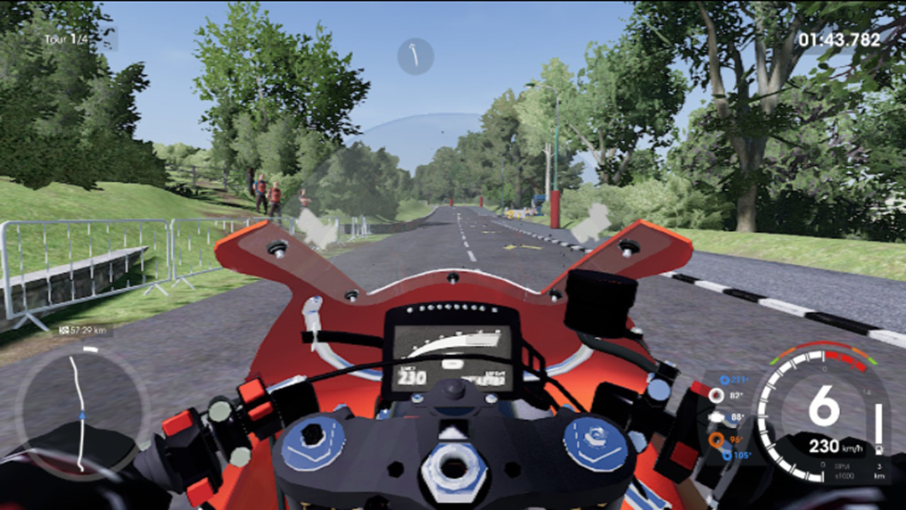 Motorrad-Cockpit mit Blick auf eine Rennstrecke, Bäume und Zuschauer.