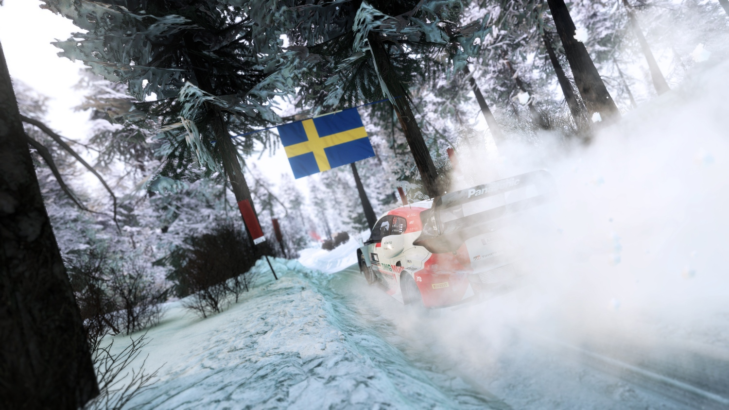 Rennwagen schleudert Schnee auf einer verschneiten Straße mit schwedischer Flagge.