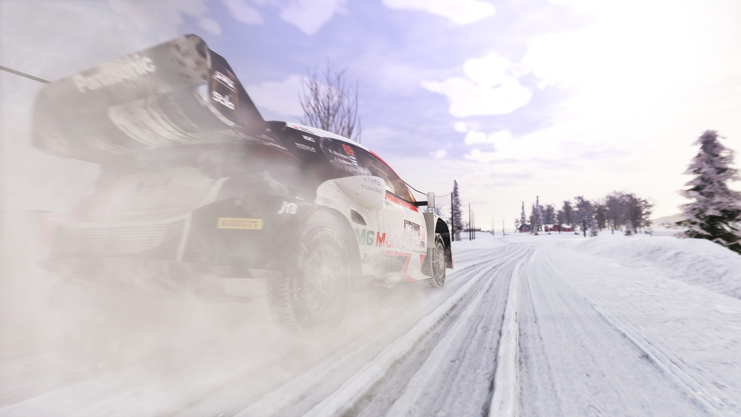 Roter Rallyewagen fährt durch Schnee, wirbelt Staub auf. Bäume und Gebäude im Hintergrund.
