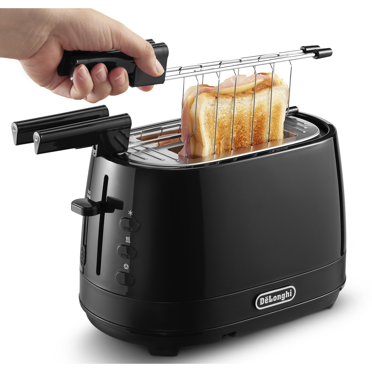 Una mano abbassa un toast con prosciutto e formaggio in un tostapane nero.