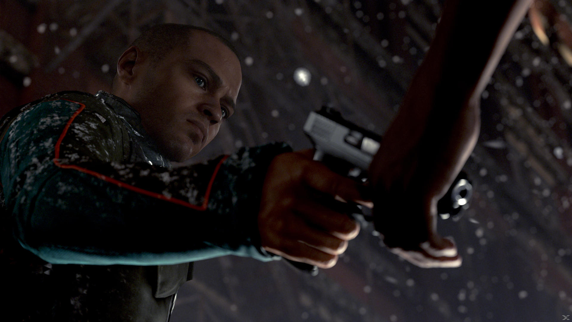 Mężczyzna trzyma pistolet, jego spojrzenie jest intensywne. Ciemne tło.