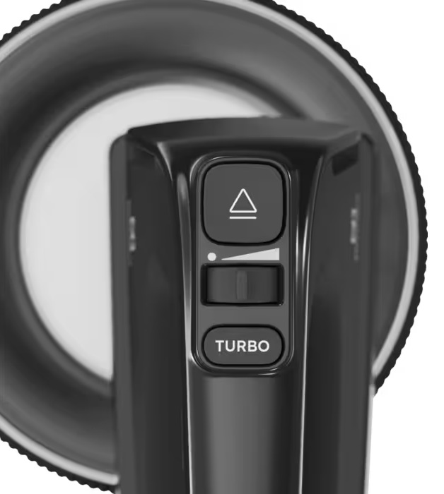 Zbliżenie ciemnego panelu sterowania urządzenia z przyciskiem turbo.