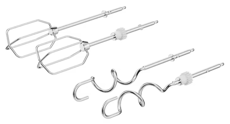 Dwie pary metalowych trzepaczek i dwa haki do ciasta na białym tle.