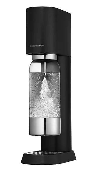 Czarny saturator SodaStream z wodą gazowaną w szklanej butelce.