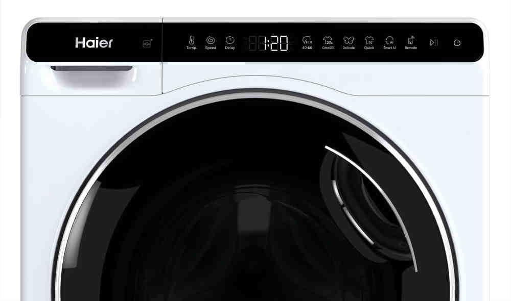 Ein weißer Haier Waschtrockner mit schwarzer Tür und digitaler Anzeige.