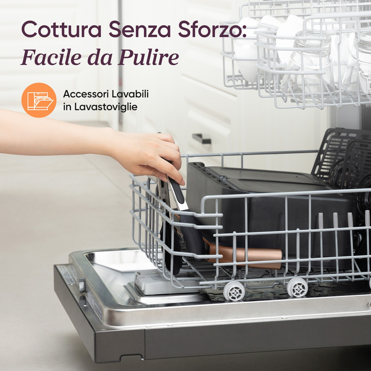 Una mano mette una griglia nera in una lavastoviglie aperta.