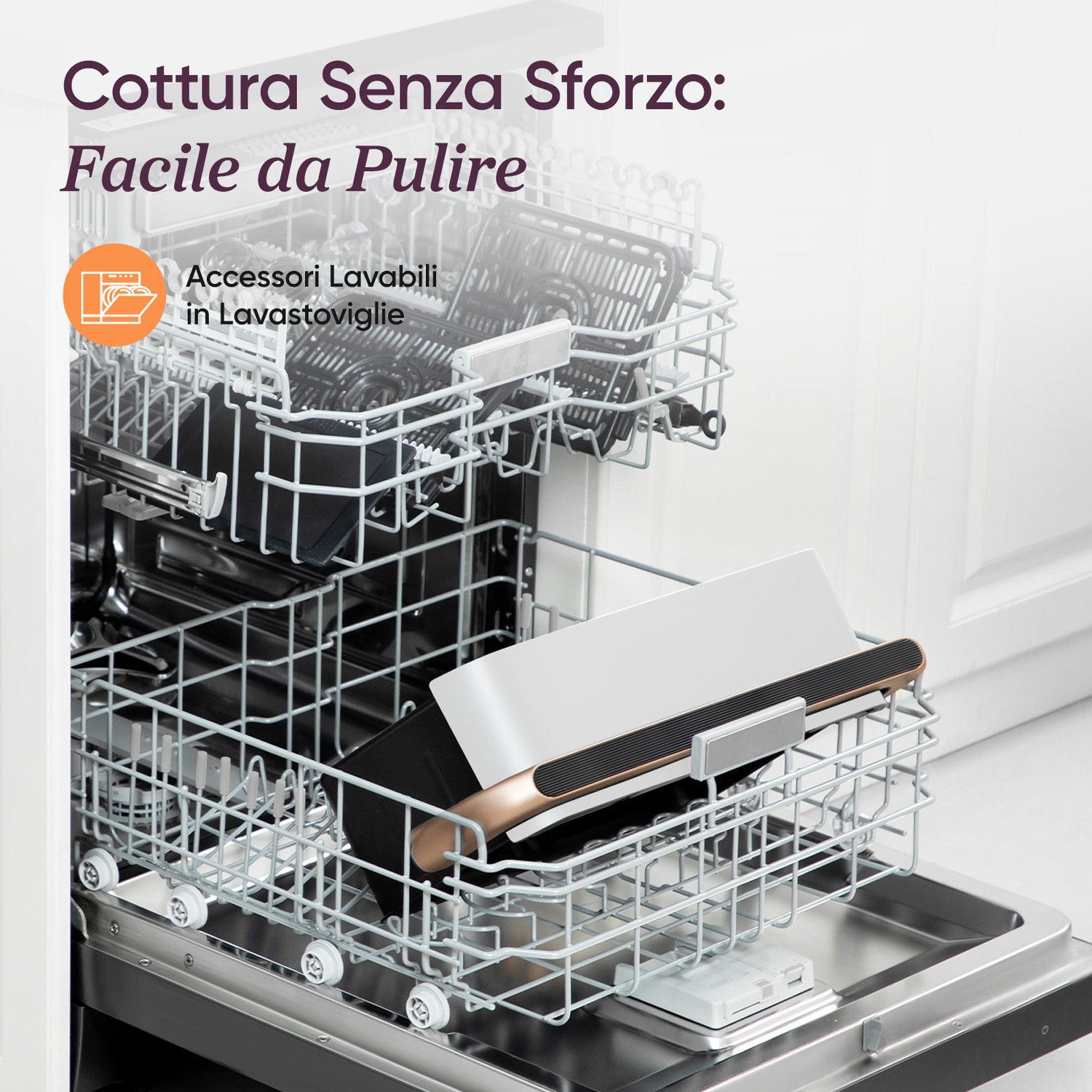 Una lavastoviglie aperta con cestello carico di utensili da cucina.
