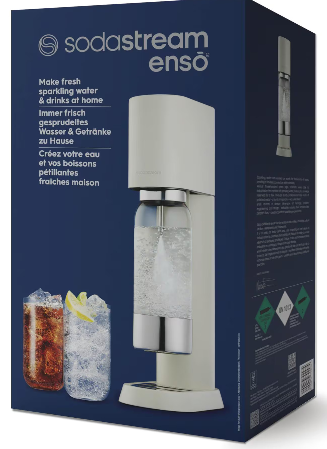 Sodastream Enso saturator z szklanym dzbankiem, obok dwa szklanki z napojami.