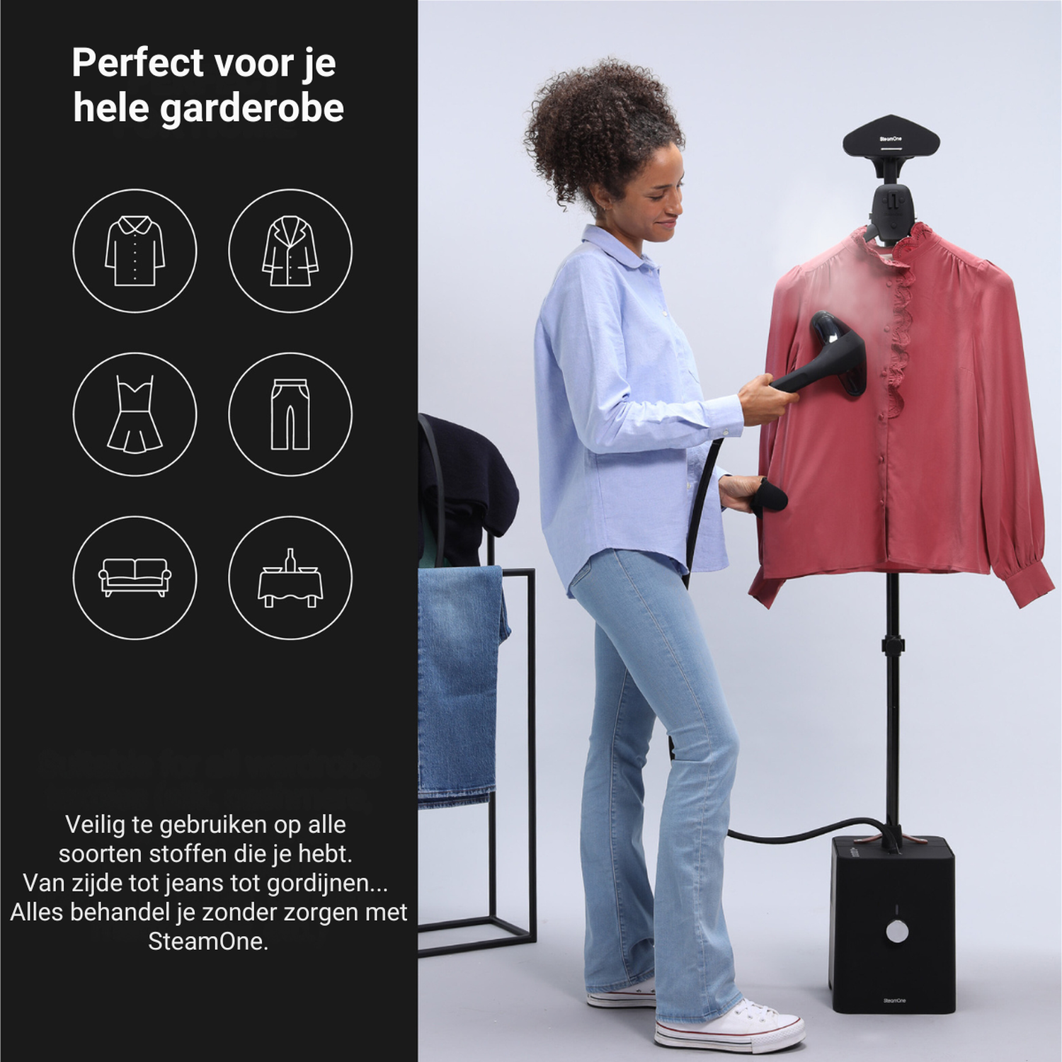 Een vrouw gebruikt een stoomreiniger op een rood kledingstuk aan een standaard.