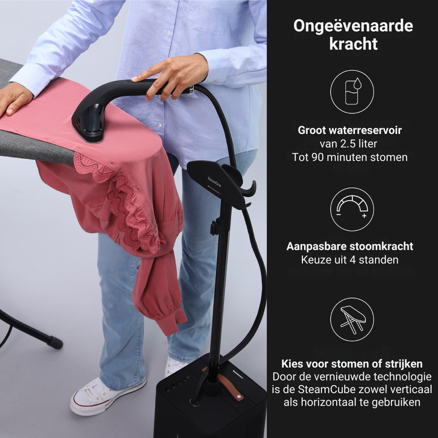 Een persoon strijkt een roze kledingstuk met een stoomstrijkijzer.