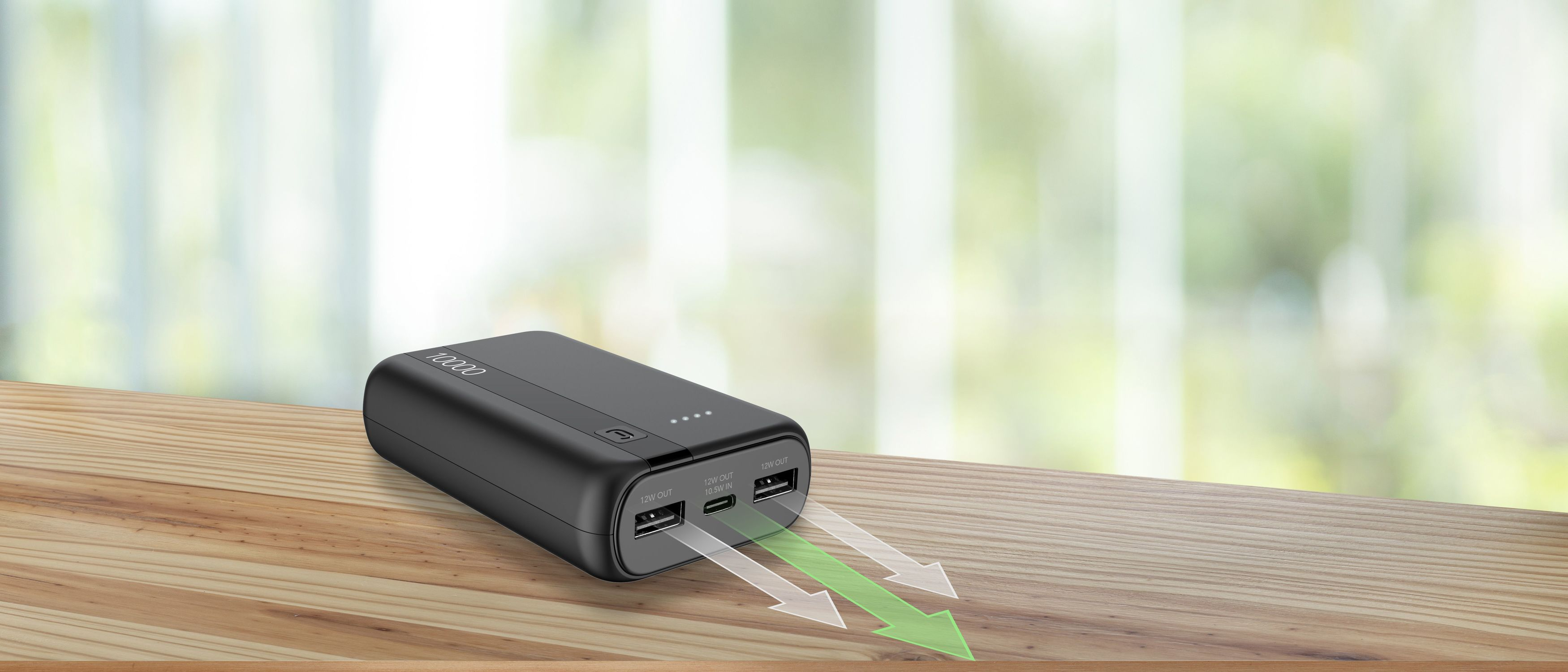 Batería externa negra de 10000mAh sobre mesa de madera.