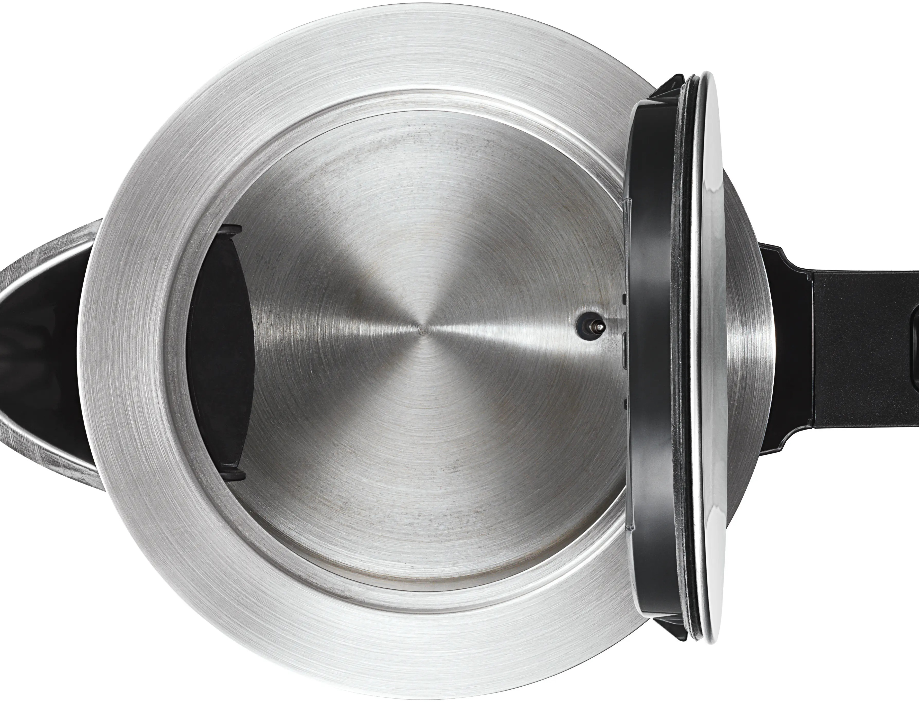 Widok z góry otwartego czajnika ze stali nierdzewnej z czarną rączką i pokrywką.