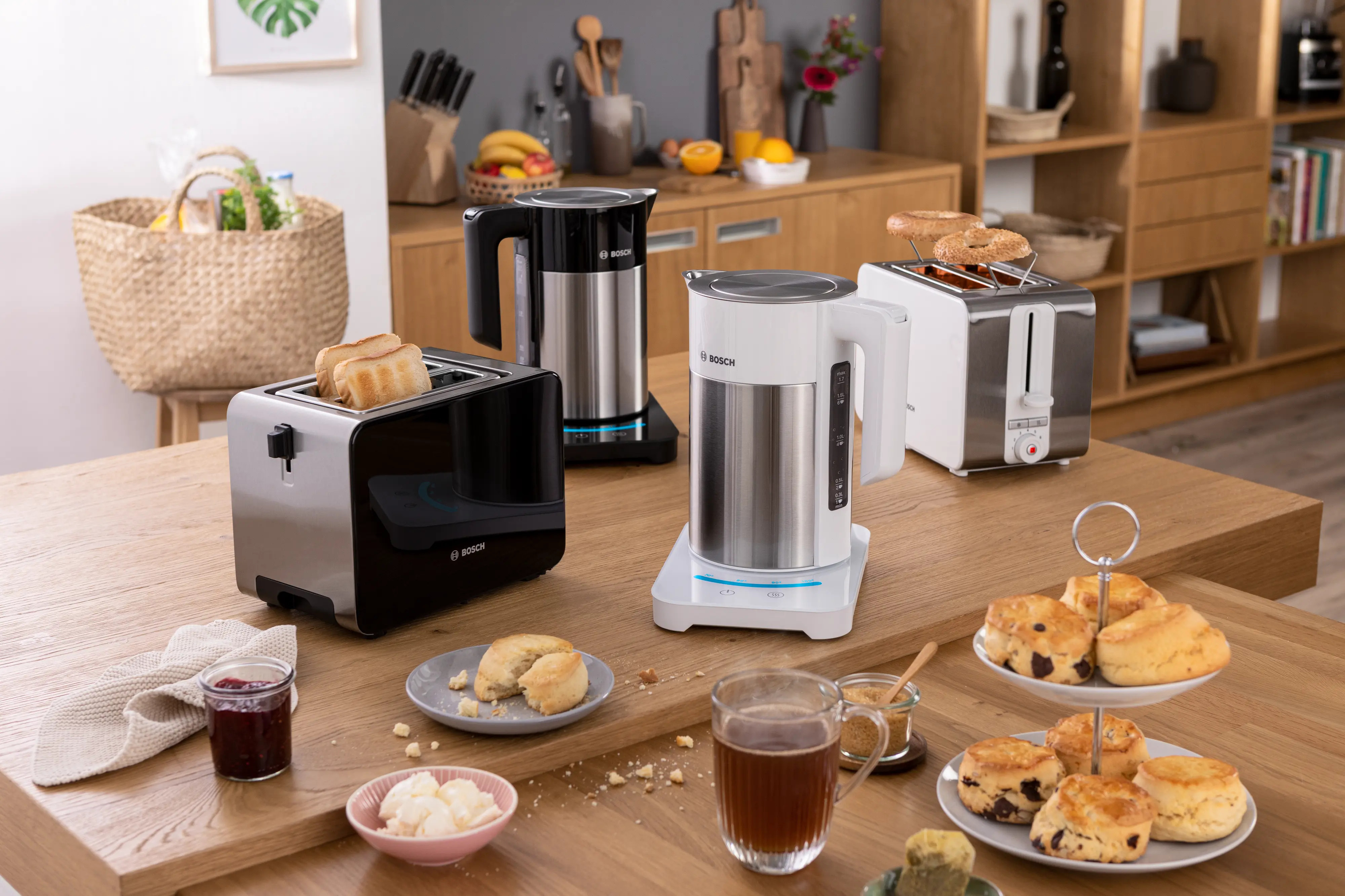 Blat kuchenny ze sprzętem AGD, ciastami i napojami.