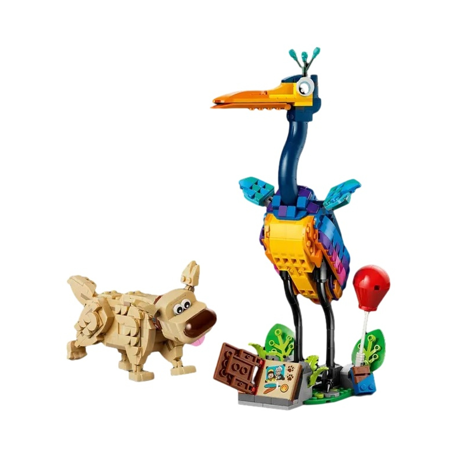 Un modello Lego di un cane e un uccello colorato con un palloncino rosso su sfondo bianco.