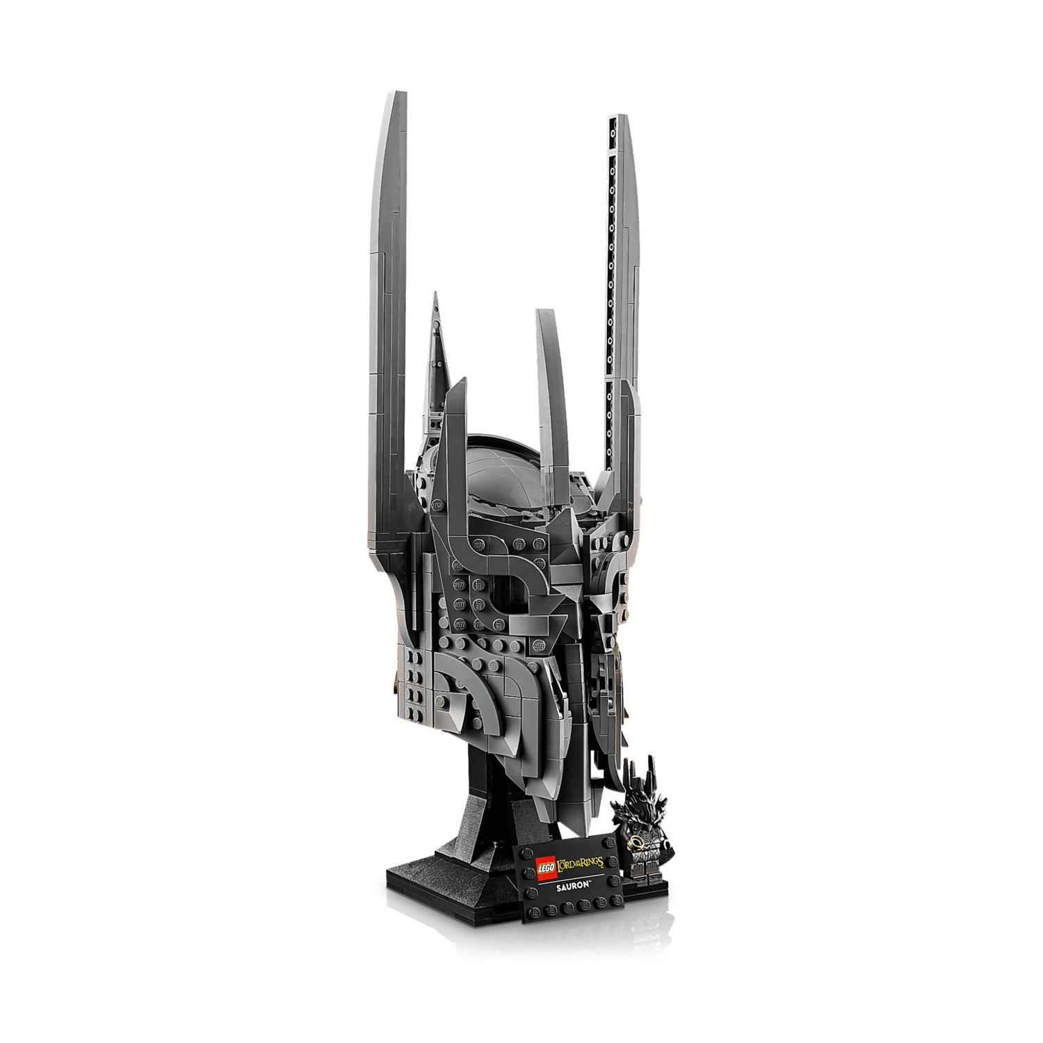 Modello Lego grigio del casco di Sauron con un piccolo piedistallo per minifigure.