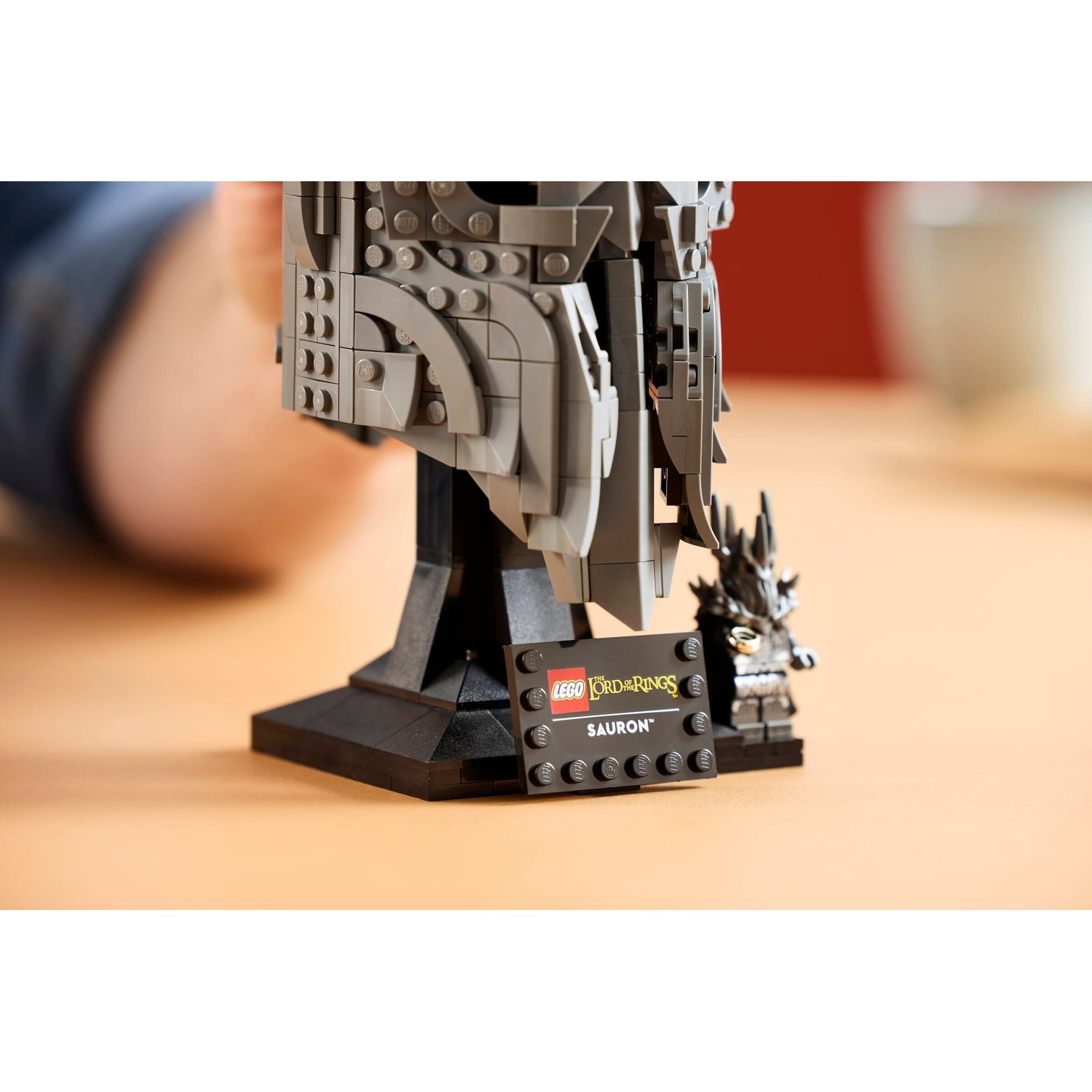 Elmo grigio Lego di Sauron con minifigure e logo Il Signore degli Anelli.