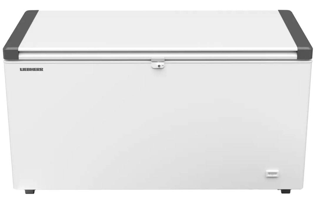 Ein weißer Liebherr-Truhengefrierschrank mit grauem Rand und silbernem Griff.