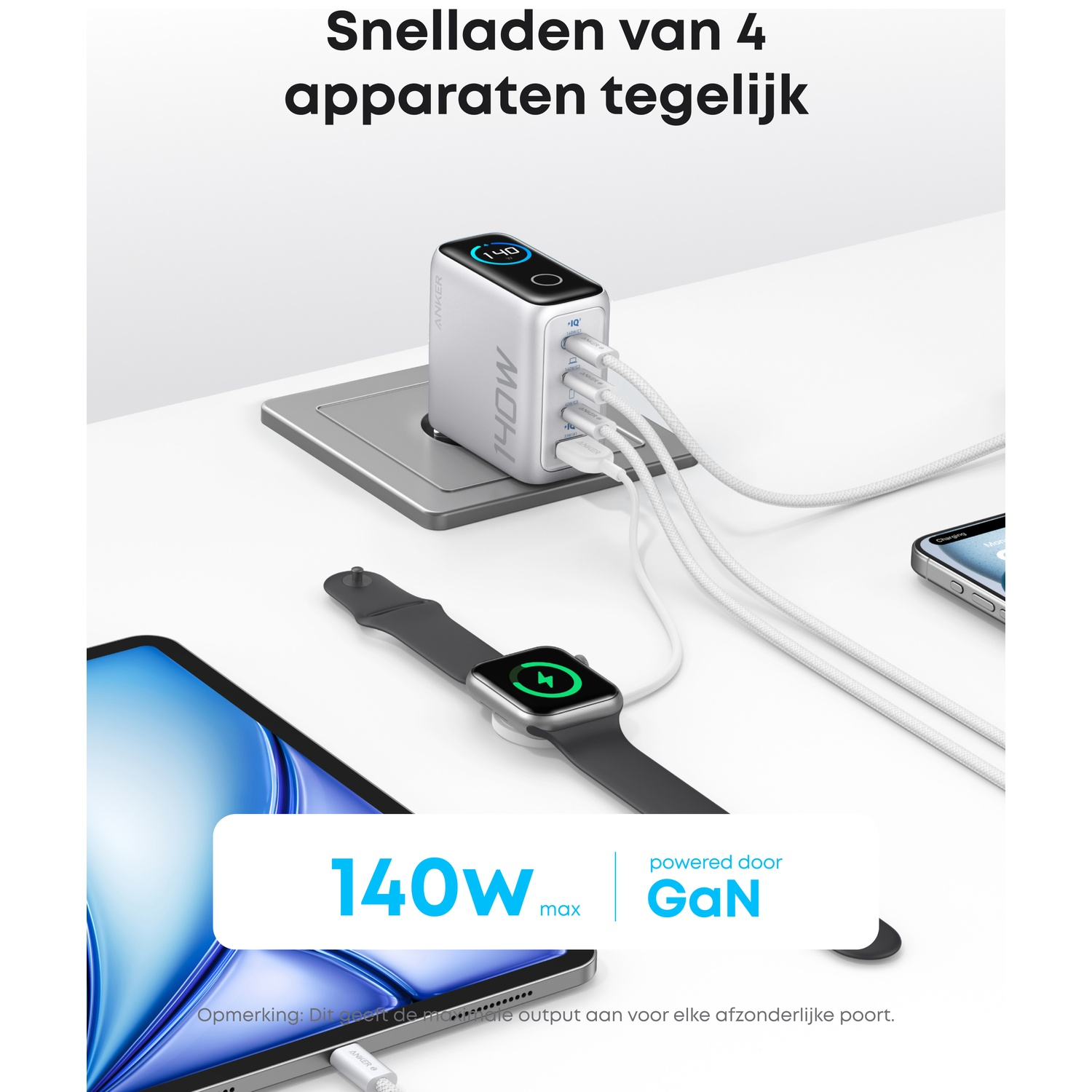 Een zilveren 140W lader voedt vier apparaten: horloge, tablet, telefoon en meer.