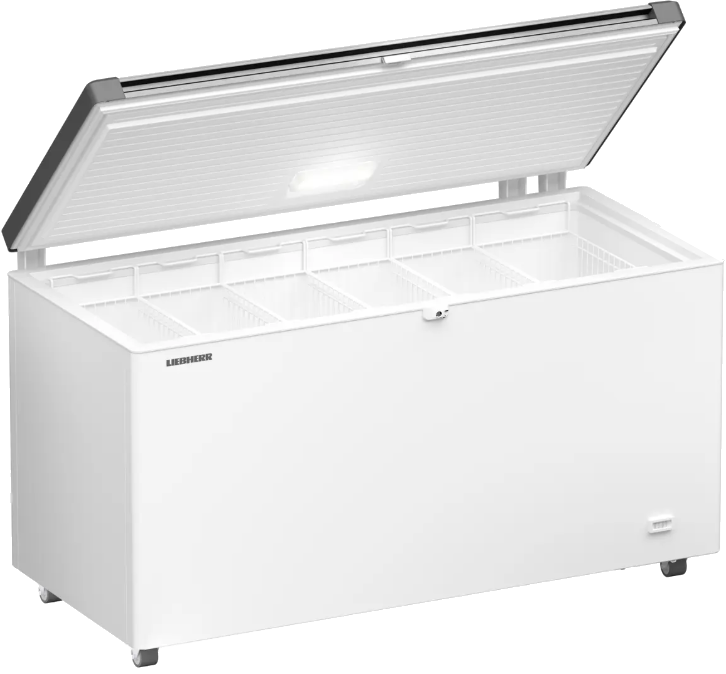 Ein offener weißer Tiefkühlschrank mit mehreren Fächern und Innenbeleuchtung.