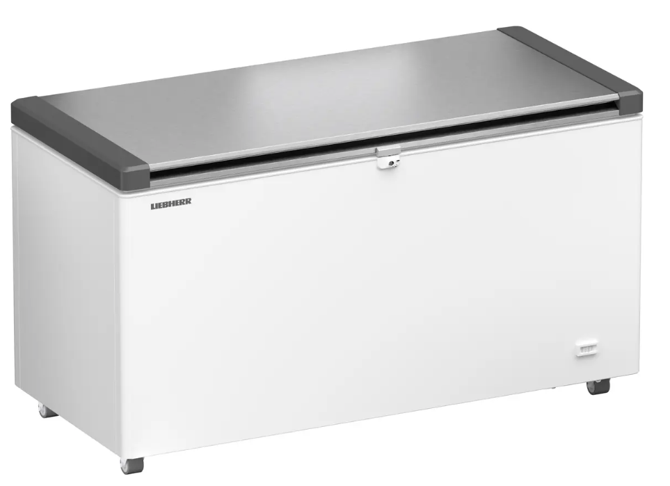 Weiße Truhengefriermaschine mit silbernem Deckel und Rädern.