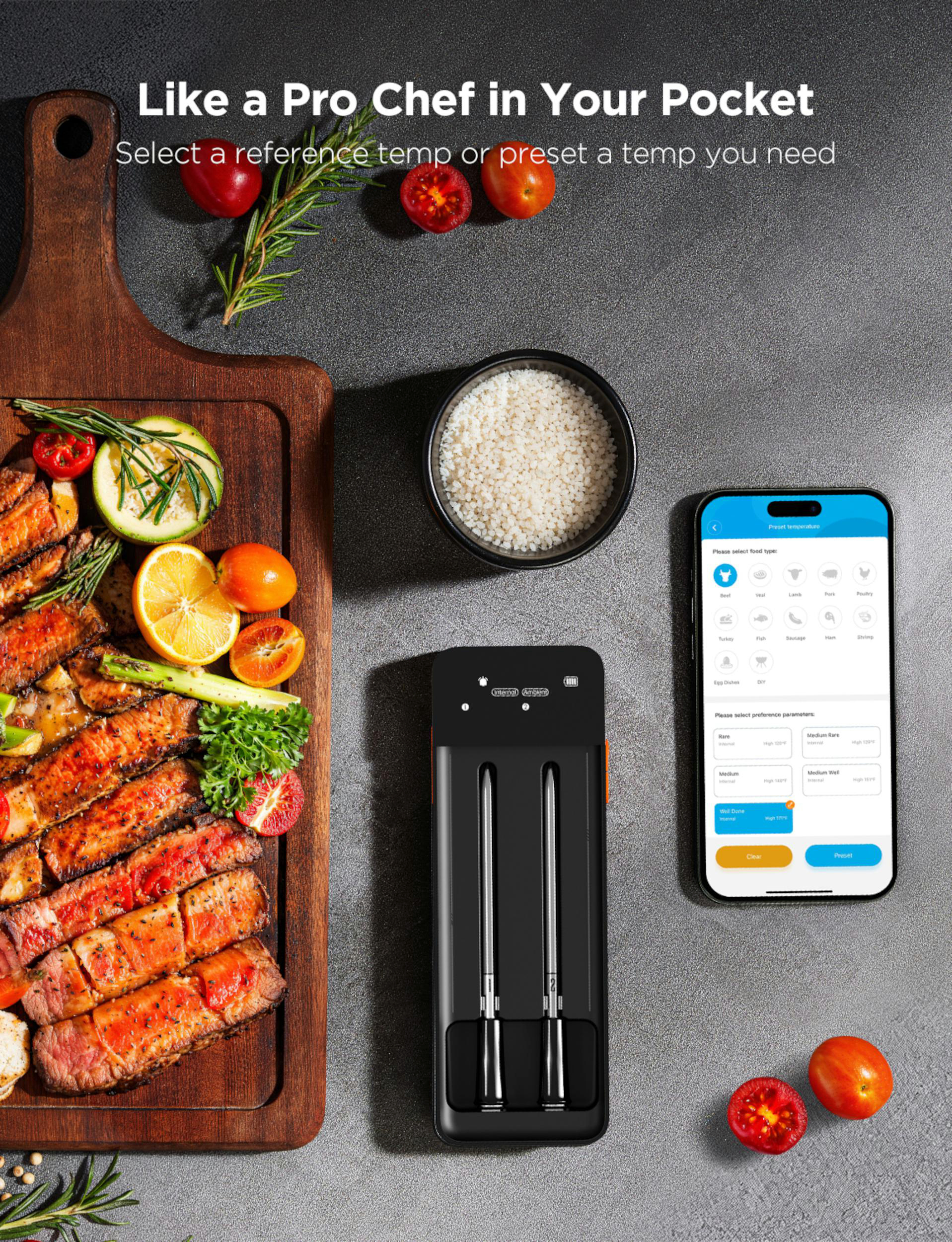 Gegrilltes Fleisch auf einem Holzbrett mit Tomaten, Zitrone und einem Fleischthermometer-Set.